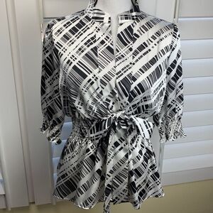 BCBGMAXAZRIA Elegant Blouse With Bow - Size M (A129)